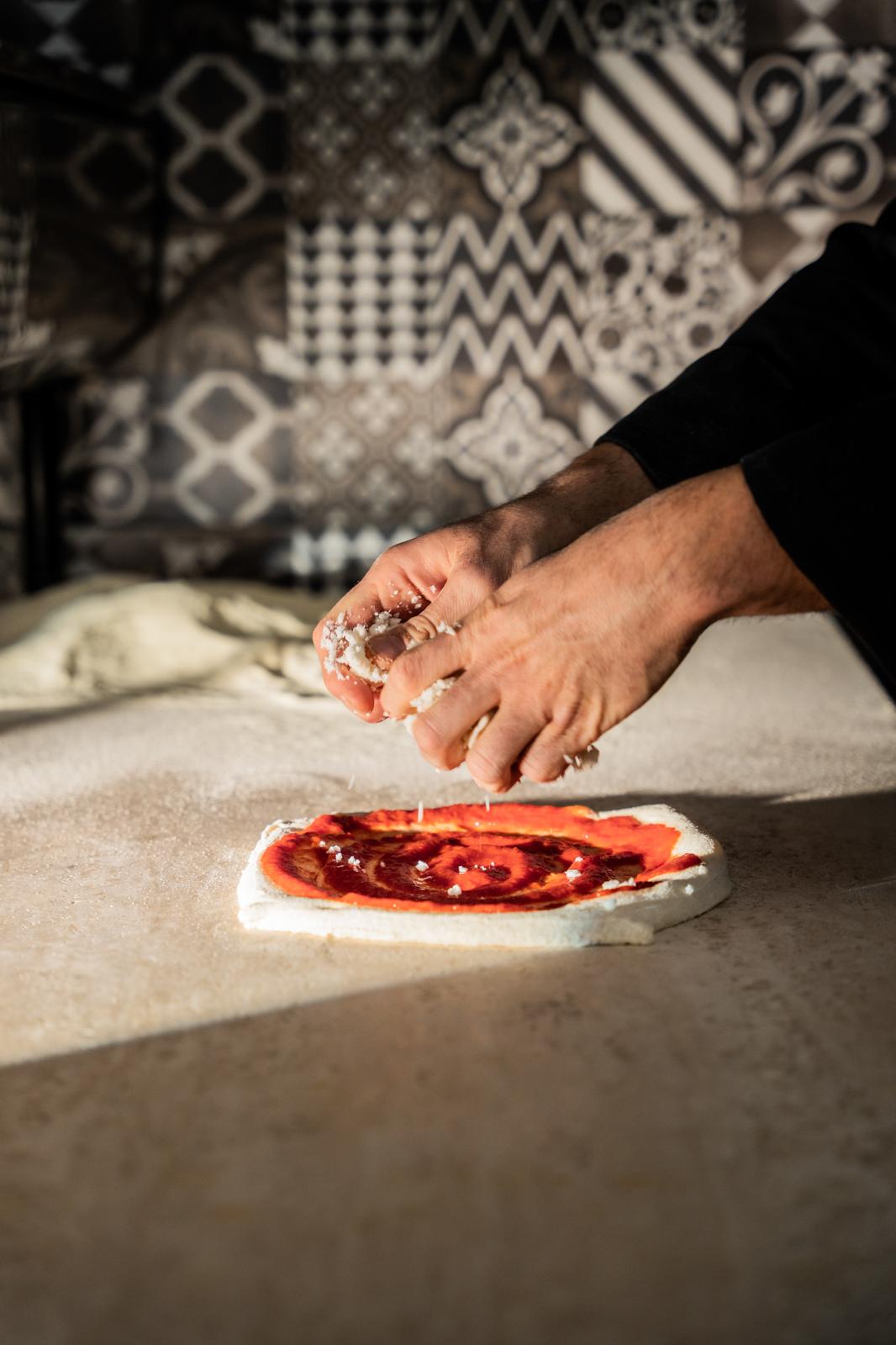 Pizza gourmet a lunga lievitazione con ingredienti selezionati – L'Aforisma