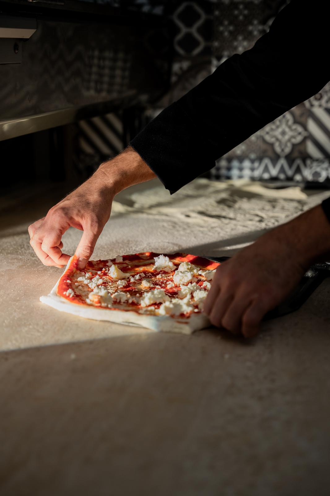 Claudio Fusco lavora l'impasto a mano – la lievitazione artigianale nella pizzeria L'Aforisma a Torino