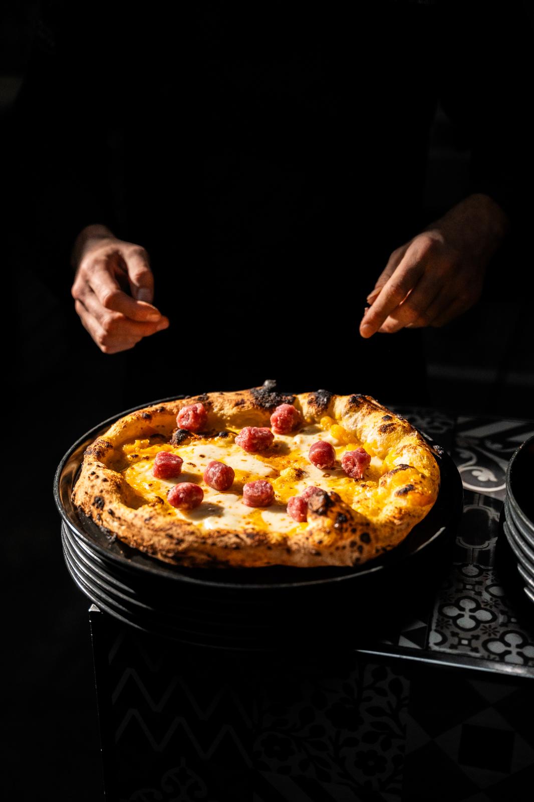 Dettaglio farcitura gourmet – ingredienti selezionati per la pizza de L'Aforisma Torino