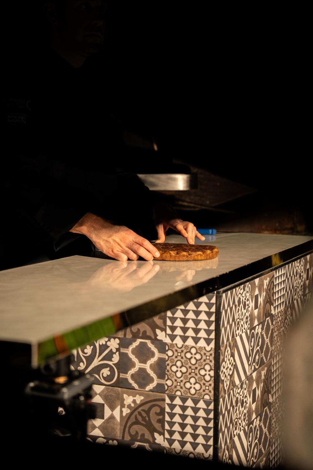 L'interno de L'Aforisma – pizzeria gourmet in Via Tepice a Torino, ambiente raffinato e contemporaneo