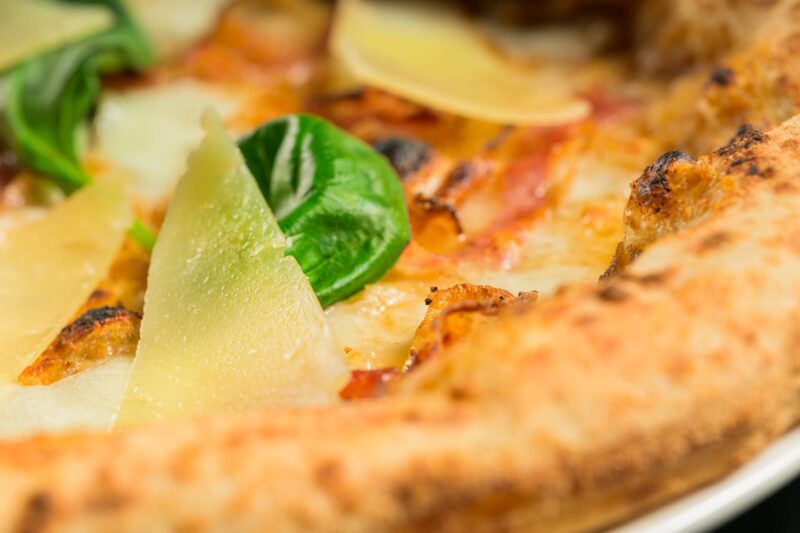 Pizza gourmet appena sfornata a L'Aforisma – impasto a lunga lievitazione con ingredienti selezionati